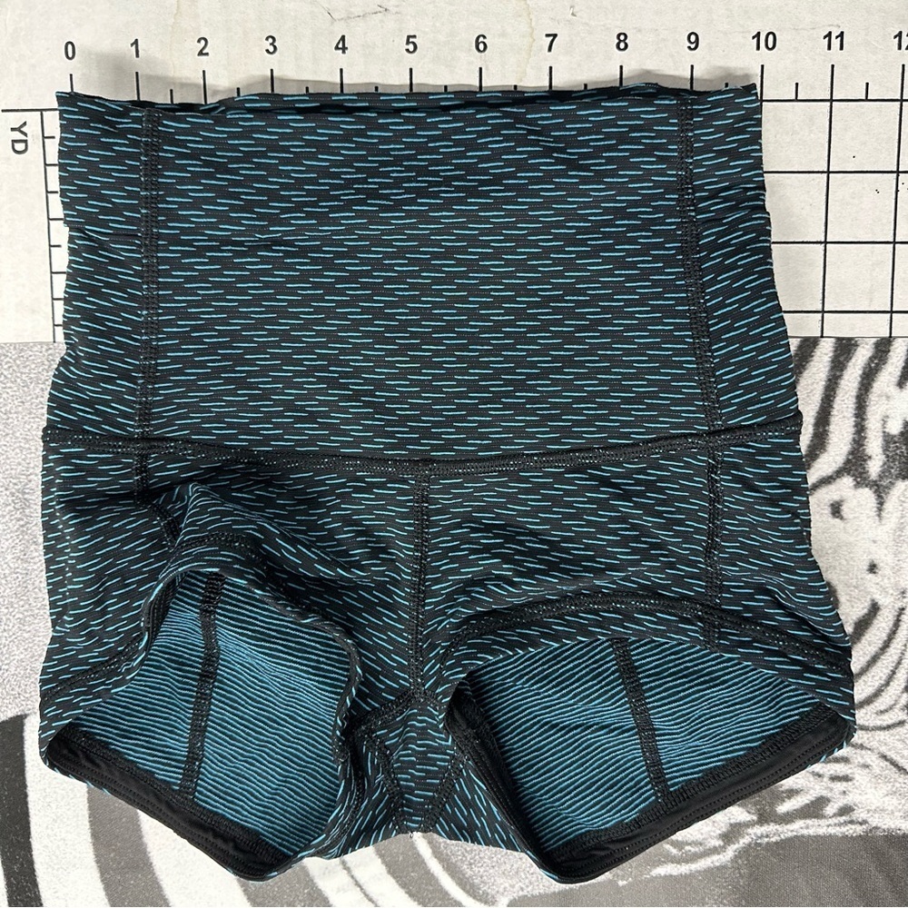 Lululemon full on Luxtreme 2” sz 2 Wunder shorts A9 - Picture 2 of 4